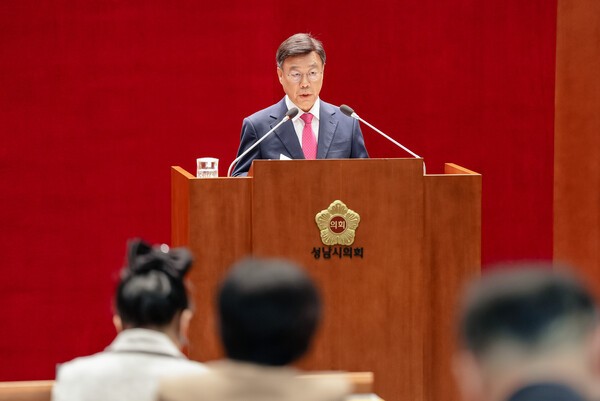 신상진 성남시장이 20일 성남시의회 제307회 제2차 정례회에서 2026년도 예산안과 시정 운영 방향을 설명하고 있다