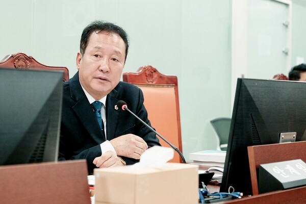 경기도의회 안전행정위원회 안계일 의원이 자치행정국 예산안 심사를 하고 있다.